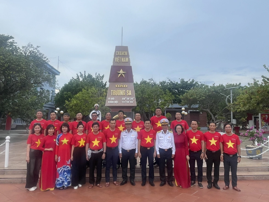 Đoàn công tác Bộ Xây dựng lan tỏa tình cảm ấm áp tại Trường Sa và Nhà giàn DK1