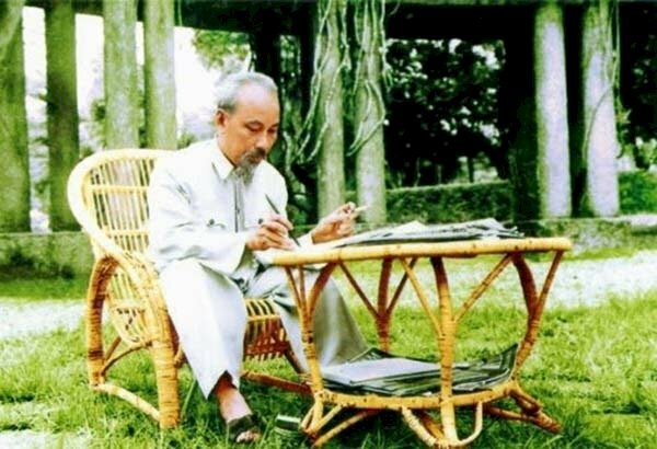 Ánh sáng Hồ Chí Minh soi đường cho chúng ta đi
