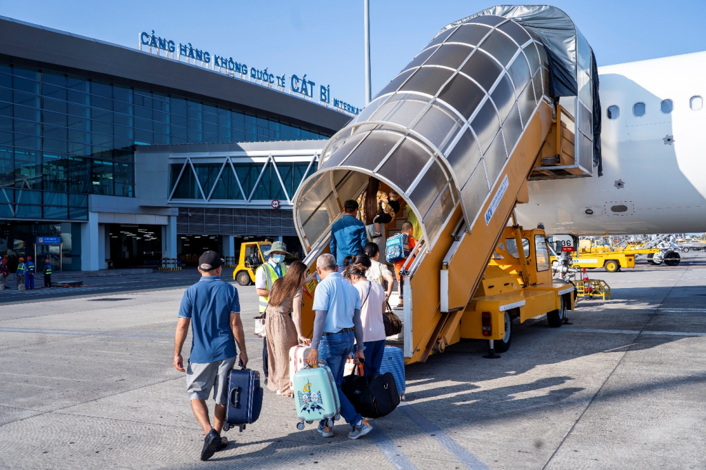 Người lao động căng mình giữa nắng gắt để giữ an toàn cho mỗi chuyến bay