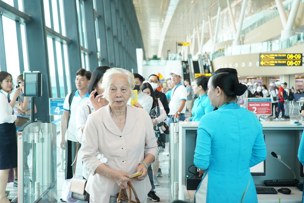 Người cao tuổi có thể mua vé ưu đãi trực tuyến trên website Vietnam Airlines từ ngày 6/6
