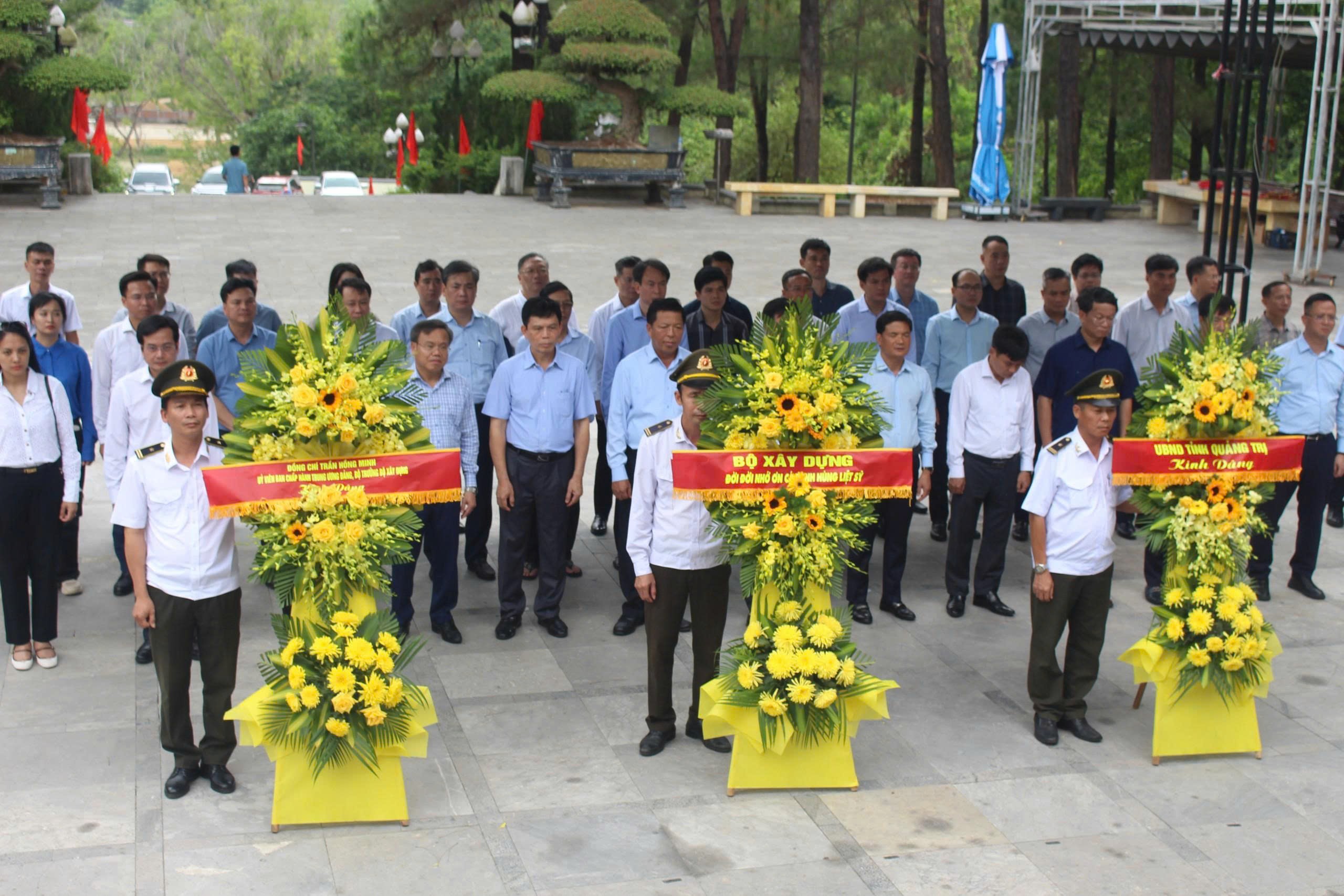Cục trưởng Uông Việt Dũng cùng đoàn công tác của Bộ Xây dựng dâng hương tưởng niệm các Anh hùng liệt sĩ nhân Ngày 27/7