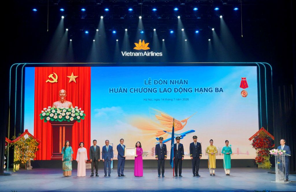 Vietnam Airlines đón nhận Huân chương Lao động hạng Ba và Bằng khen của Thủ tướng Chính phủ