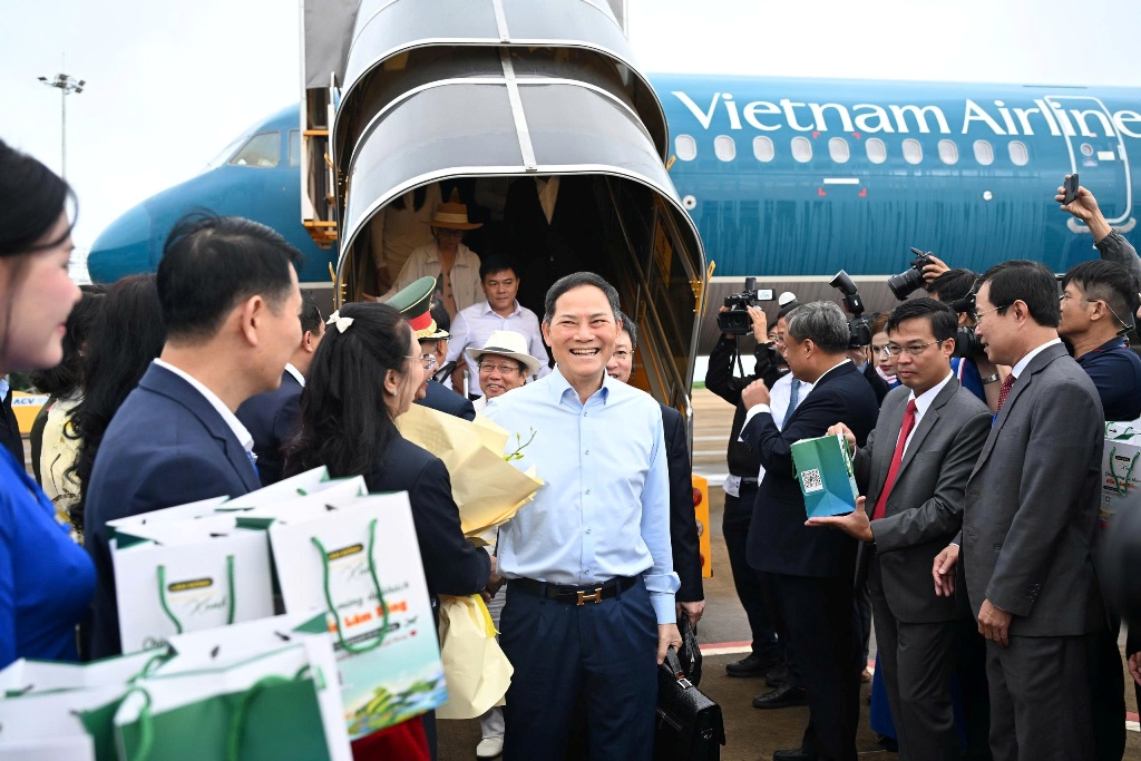 Vietnam Airlines đưa những hành khách đầu tiên trở lại  Cảng HKQT Liên Khương 