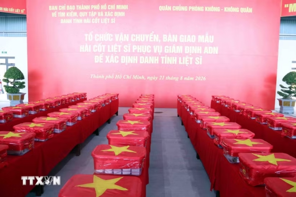 Chuyển các mẫu sinh phẩm hài cốt liệt sỹ lên máy bay vận chuyển ra Hà Nội để phục vụ công tác xét nghiệm ADN xác định danh tính liệt sỹ.