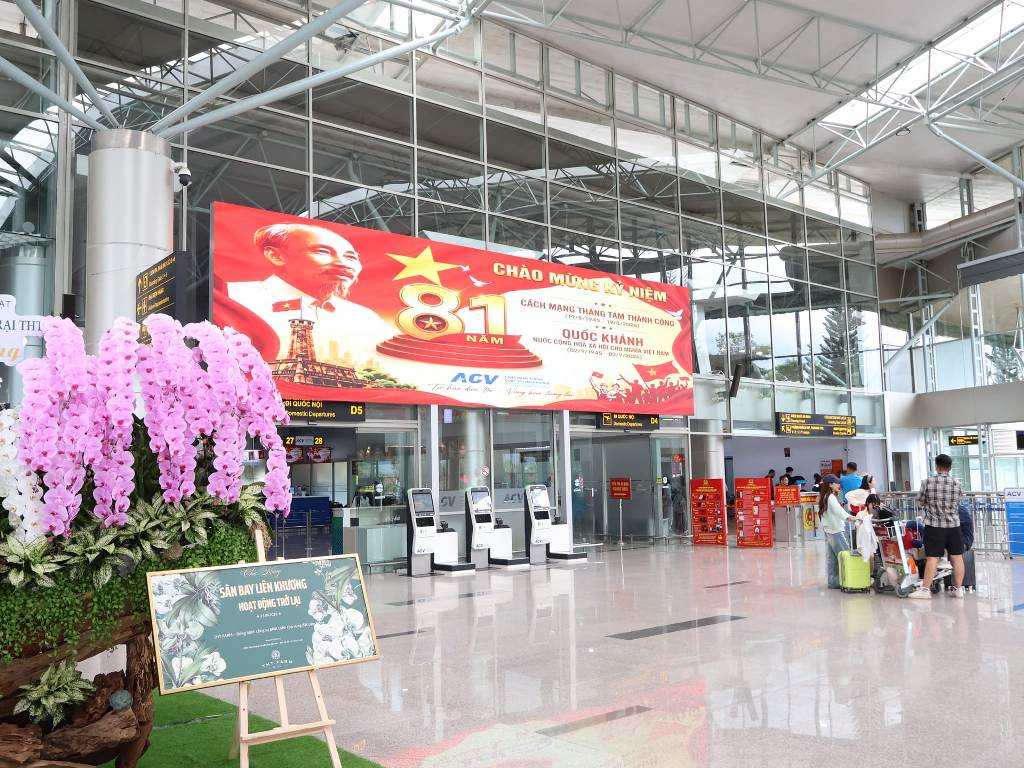 Cảng HKQT Liên Khương rực rỡ sắc cờ chào mừng ngày hội non sông