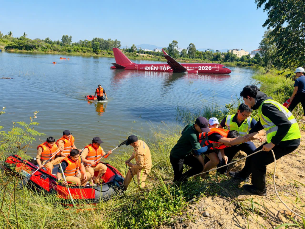 Cảng HKQT Đà Nẵng chủ động ứng phó tình huống khẩn nguy, thực tập cứu người dưới nước