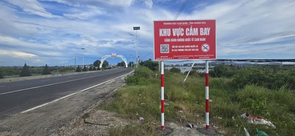 Lắp đặt 10 biển báo "Khu vực cấm bay" tại khu vực vành đai Cảng HKQT Cam Ranh.
