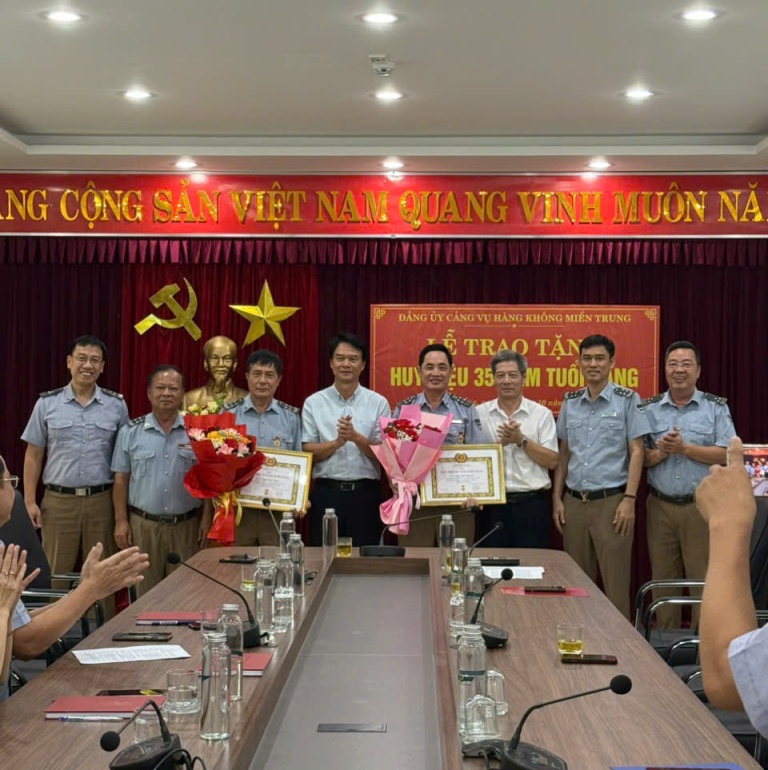 Lễ trao tặng huy hiệu 35 năm tuổi Đảng cho đảng viên tại Đảng ủy Cảng vụ hàng không miền Trung 