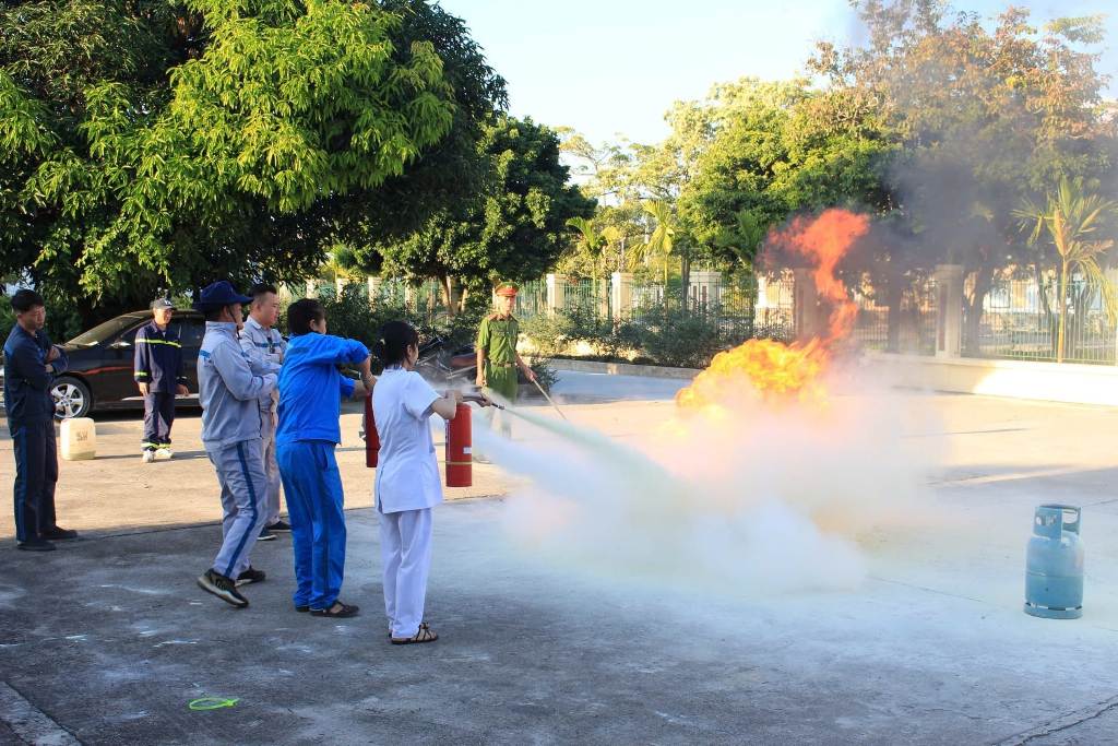 Cảng hàng không Điện Biên phối hợp huấn luyện kỹ năng phòng cháy, chữa cháy và cứu nạn, cứu hộ